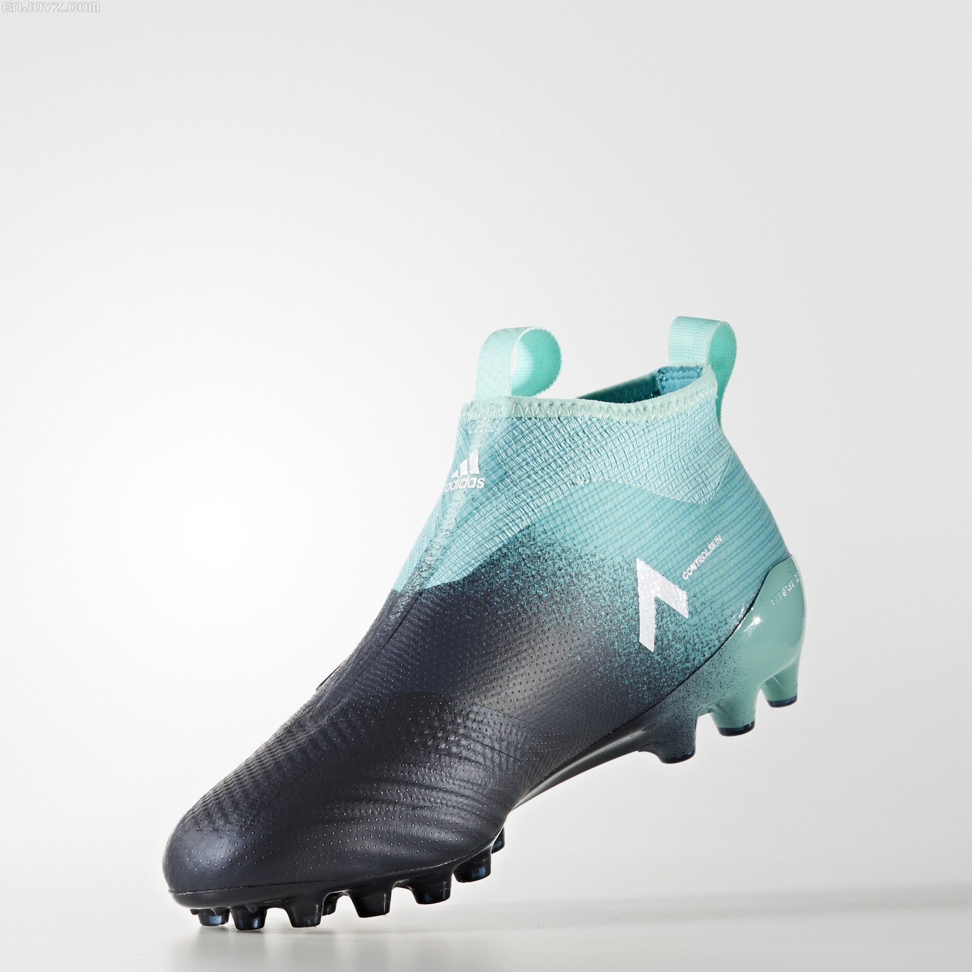 足球鞋传控(足球鞋nike)